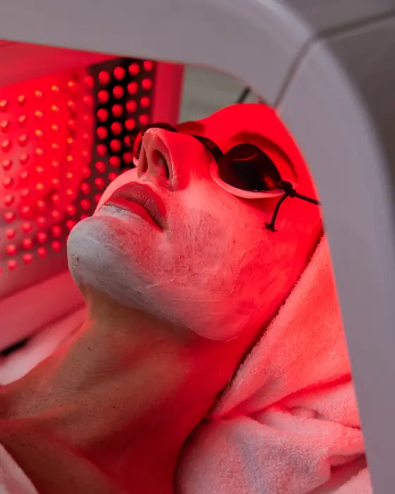 Seduta viso con luce LED rossa